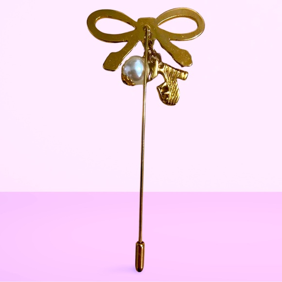 Vintage Salvatore Ferragamo Bow & Pearl/Heels Charms Stick Lapel Gold Tone Pin - Picture 2 of 4